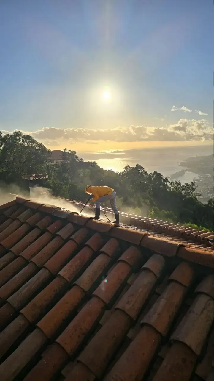 Limpeza de telhado em moradia em Ponta do Sol, Madeira