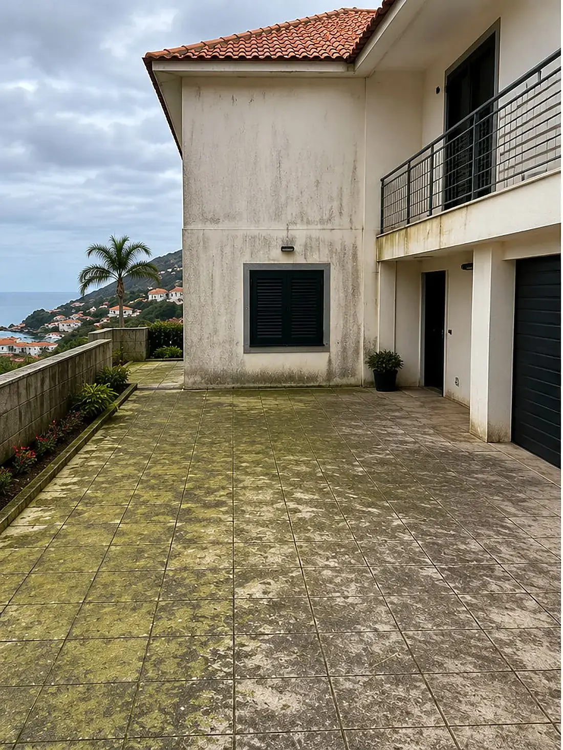 Moradia com telhado degradado por falta de manutenção — quanto tempo dura um telhado sem cuidados na Madeira
