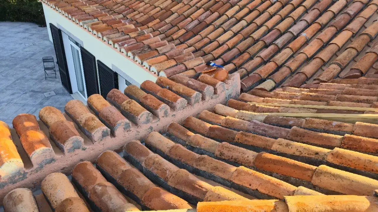Telhado com telhas limpas depois da lavagem em Machico, Madeira