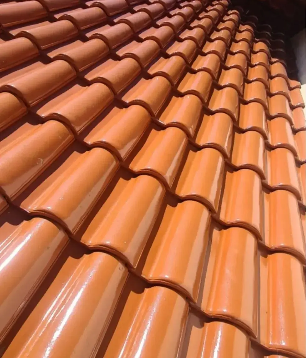 Detalhe de telhado tratado com proteção impermeabilizante — como funcionam as membranas líquidas