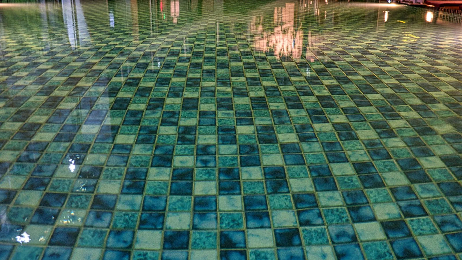 Revestimento de piscina limpo e conservado na Madeira