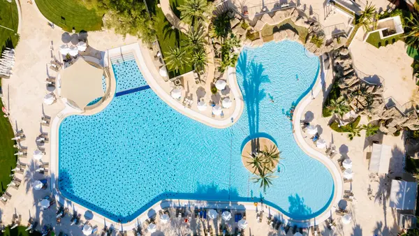 Terraço e piscina de moradia na Madeira